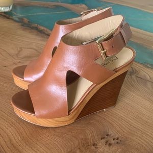 Michael Kors platform with 3 color tones of brown.  Gold buckle. Comfortable.